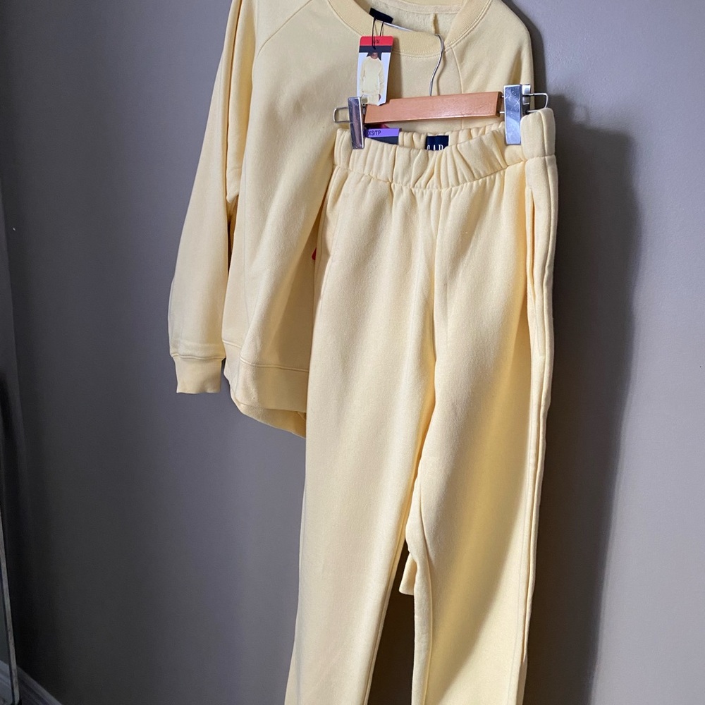 GAP Pale Yellow sweatpant Jogger XS